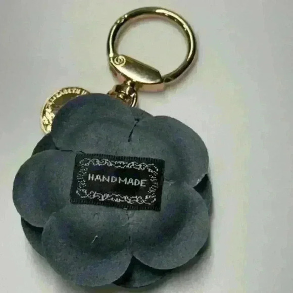NWT Camellia Keychain Fob Bag Charm Black Flower - Picture 2 of 2